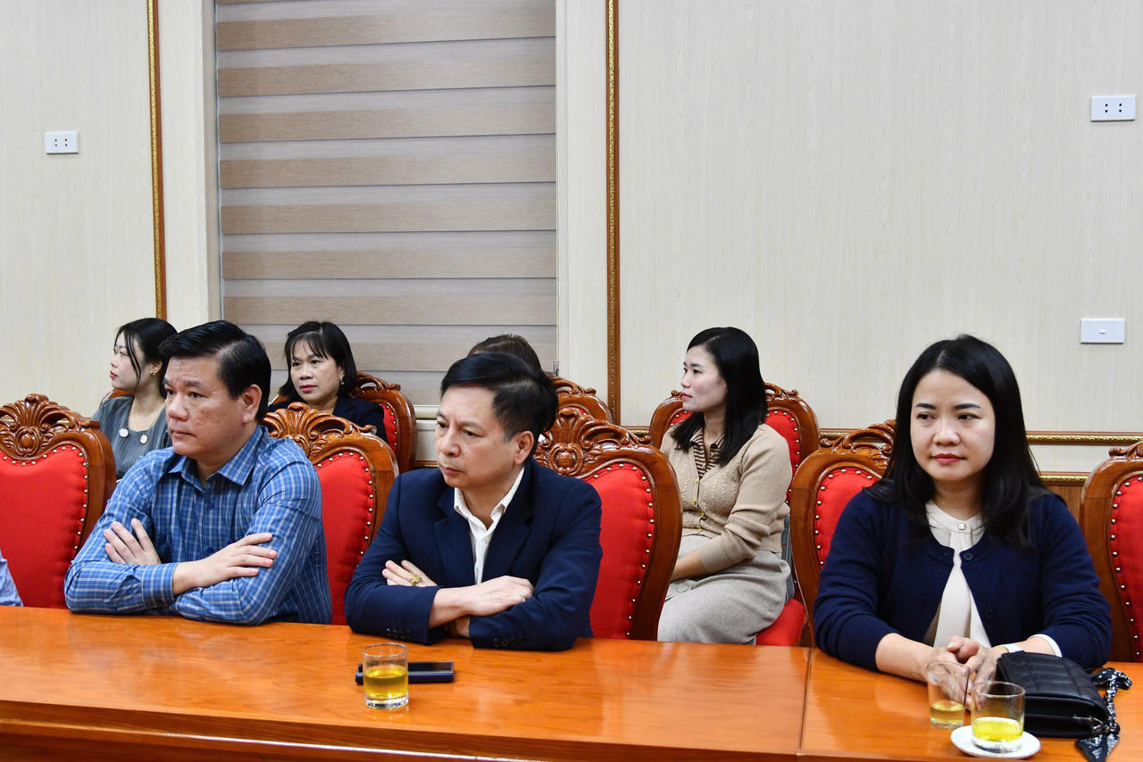 Đại diện trạm y tế v&agrave; c&aacute;c cơ sở gi&aacute;o dục cảm ơn B&aacute;o Ph&aacute;p luật Việt Nam đ&atilde; kịp thời quan t&acirc;m đến c&ocirc;ng t&aacute;c gi&aacute;o dục tại địa phương. Ảnh: Ngọc Ph&uacute;c