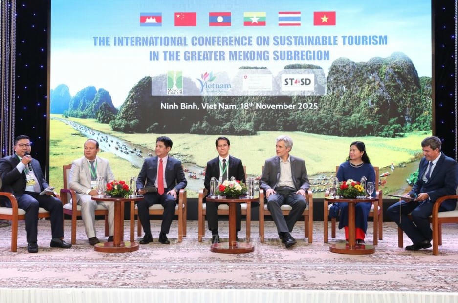 C&aacute;c đại biểu đ&atilde; tập trung thảo luận l&agrave;m r&otilde; hai chủ đề:&amp;amp;nbsp;Nhận thức v&agrave; kinh nghiệm ph&aacute;t triển du lịch bền vững tại c&aacute;c quốc gia GMS; Tầm nh&igrave;n v&agrave; h&agrave;nh động của GMS trong ph&aacute;t triển du lịch bền vững.