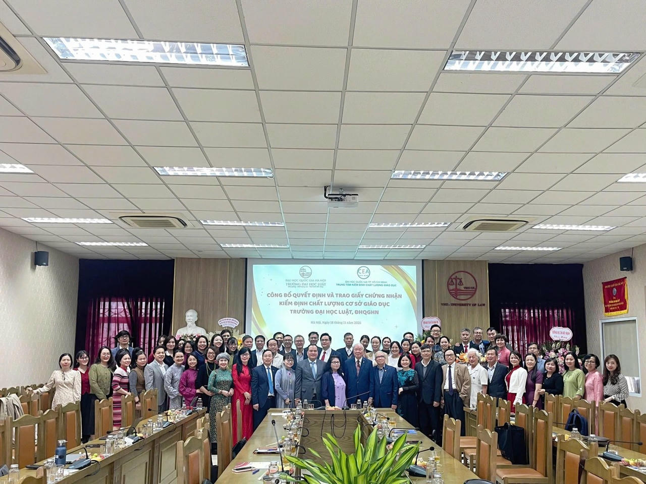 Kh&aacute;ch mời v&agrave; c&aacute;c thầy, c&ocirc; c&ugrave;ng chụp h&igrave;nh lưu niệm tại buổi lễ