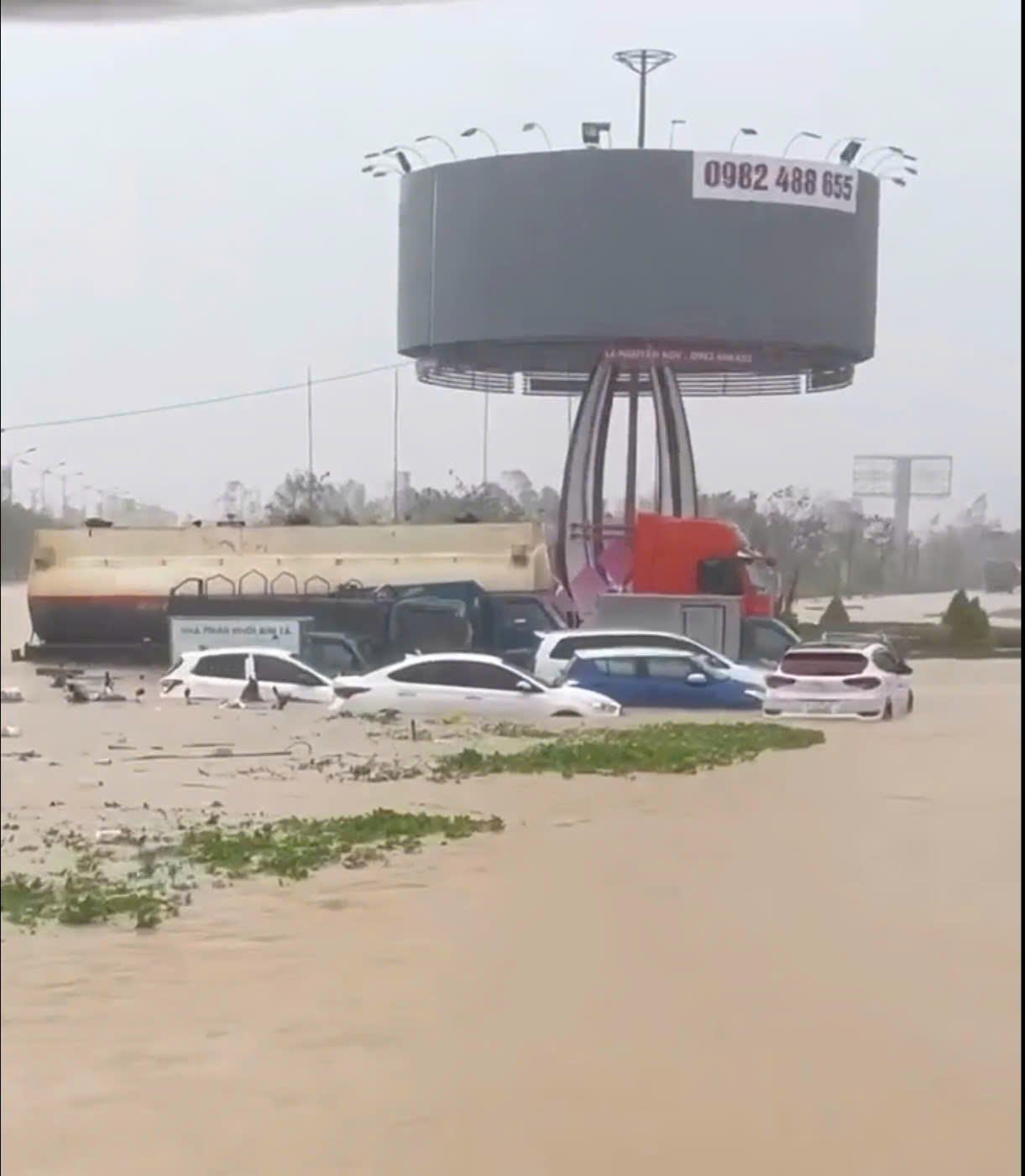 Khu vực cầu Long V&acirc;n thuộc phường Quy Nhơn T&acirc;y ngập nặng.