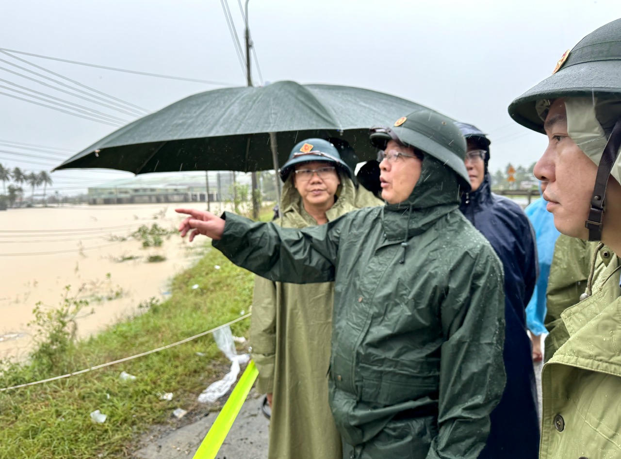 Ph&oacute; Thủ tướng y&ecirc;u cầu lực lượng chức năng 'đi từng nh&agrave;, r&agrave; từng khu', ki&ecirc;n quyết đưa người d&acirc;n đến nơi an to&agrave;n trước khi trời tối để tr&aacute;nh t&igrave;nh huống lũ l&ecirc;n nhanh, bất ngờ trong đ&ecirc;m - Ảnh: VGP/Gia Huy