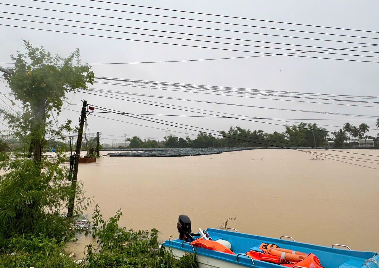 Khu vực Cầu Đ&aacute; Lố, x&atilde; Vĩnh Phương, tỉnh Kh&aacute;nh H&ograve;a, nơi bị ngập s&acirc;u, nước chảy xiết, nhiều vị tr&iacute; sạt lở cục bộ, g&acirc;y chia cắt giao th&ocirc;ng v&agrave; ảnh hưởng lớn đến đời sống người d&acirc;n - Ảnh: VGP/Gia Huy