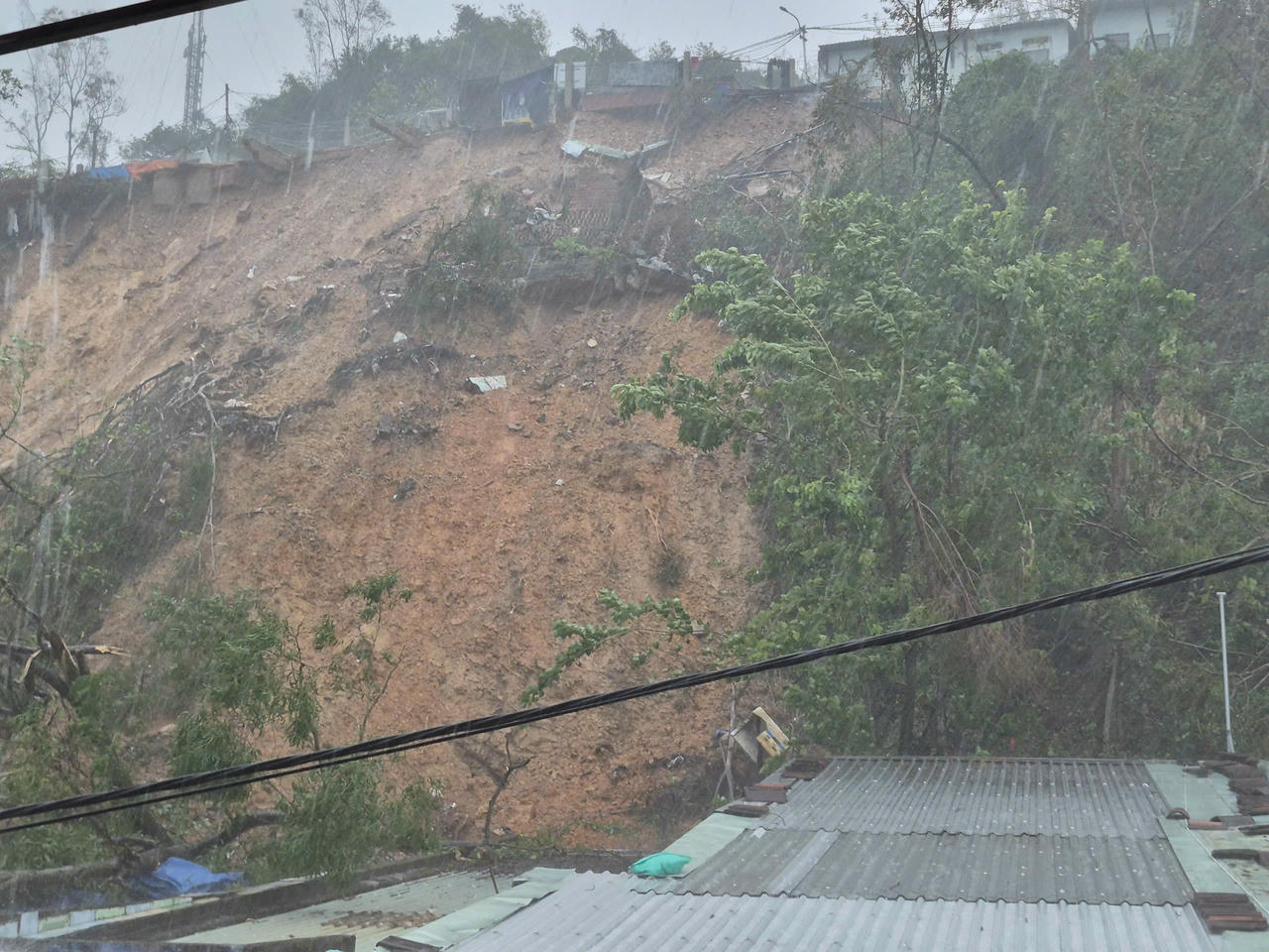 Mưa lớn nguy cơ sạt lở cao. Đợt lũ lịch sử n&agrave;y vượt mốc lũ 2009, tuy nhi&ecirc;n với sự chỉ đạo s&aacute;t sao, kịp thời của l&atilde;nh đạo tỉnh Gia Lai, người d&acirc;n sẵn s&agrave;ng ứng ph&oacute; với mọi t&igrave;nh huống xảy ra.