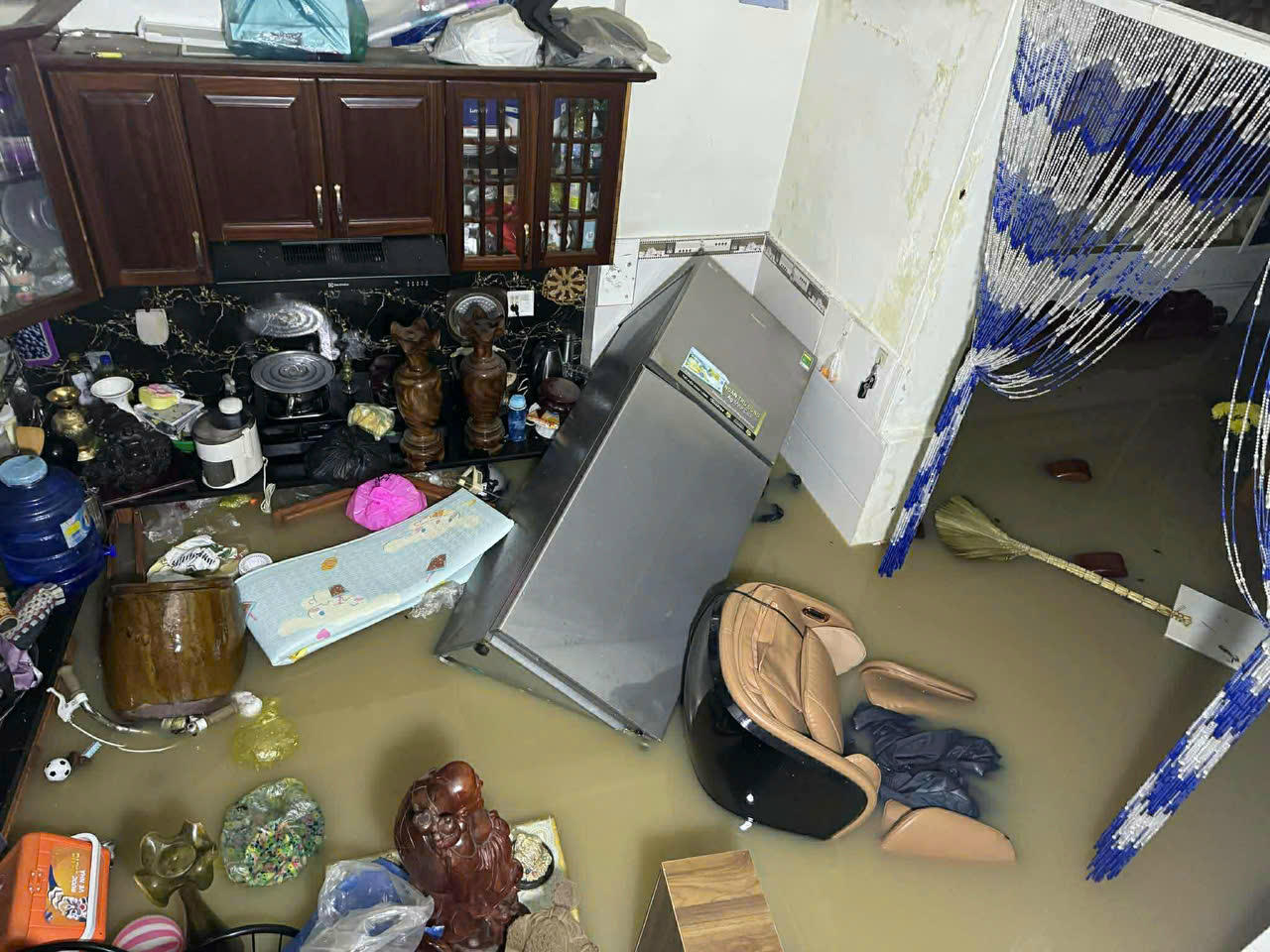 Nhiều vật dụng của người d&acirc;n ch&igrave;m trong nước lũ.