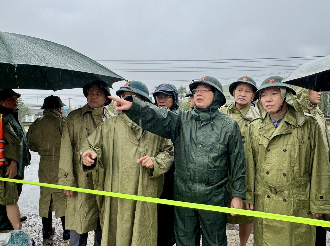 Ph&oacute; Thủ tướng cũng y&ecirc;u cầu ng&agrave;nh y tế v&agrave; địa phương chuẩn bị thuốc men, vật dụng thiết yếu để kịp thời hỗ trợ người d&acirc;n khi ốm đau, nhiễm lạnh trong thời gian mưa lũ k&eacute;o d&agrave;i - Ảnh: VGP/Gia Huy