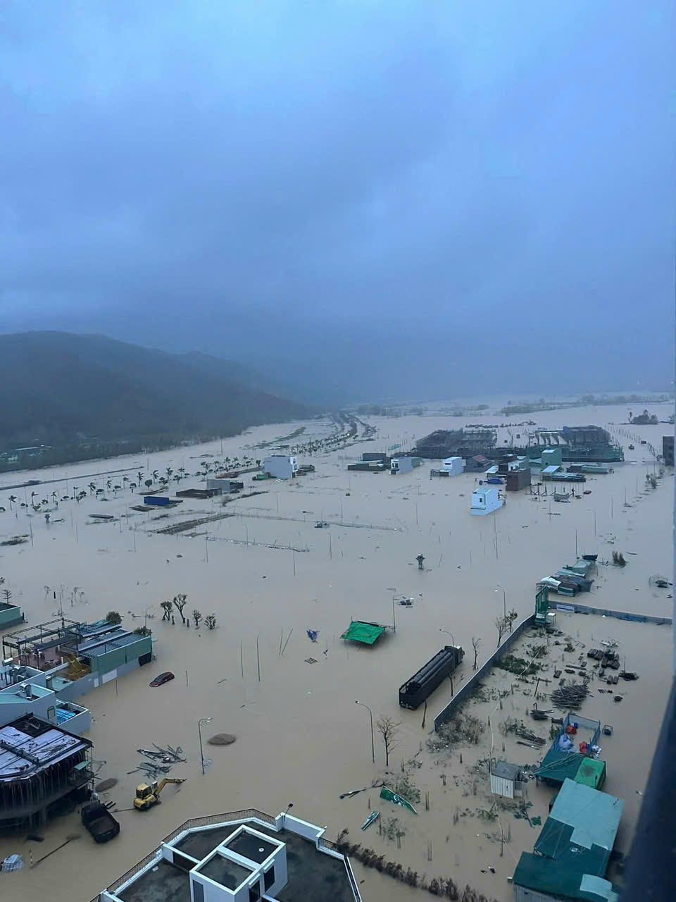 Chưa kịp t&aacute;i thiết sau b&atilde;o số 13, người d&acirc;n Quy Nhơn lại tiếp tục chạy lũ.