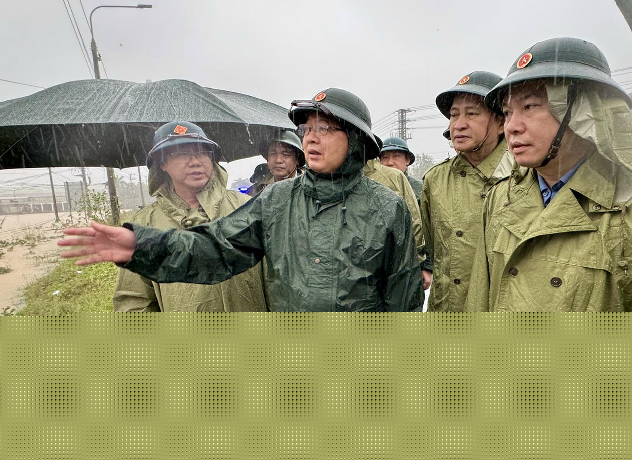 Ph&oacute; Thủ tướng Hồ Quốc Dũng kiểm tra khu vực Cầu Đ&aacute; Lố (x&atilde; Vĩnh Phương, tỉnh Kh&aacute;nh H&ograve;a) - nơi bị thiệt hại nặng do đợt mưa lũ - Ảnh: VGP/Gia Huy