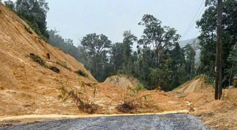 Đất đ&aacute; từ taluy dương đổ ập xuống chắn ngang tuyến ĐT.676, g&acirc;y &aacute;ch tắc giao th&ocirc;ng ho&agrave;n to&agrave;n.