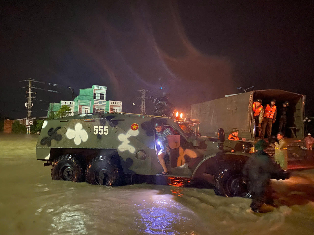 Xe đặc dụng qu&acirc;n đội đưa người d&acirc;n ở phường Quy Nhơn Bắc đến nơi cao hơn.