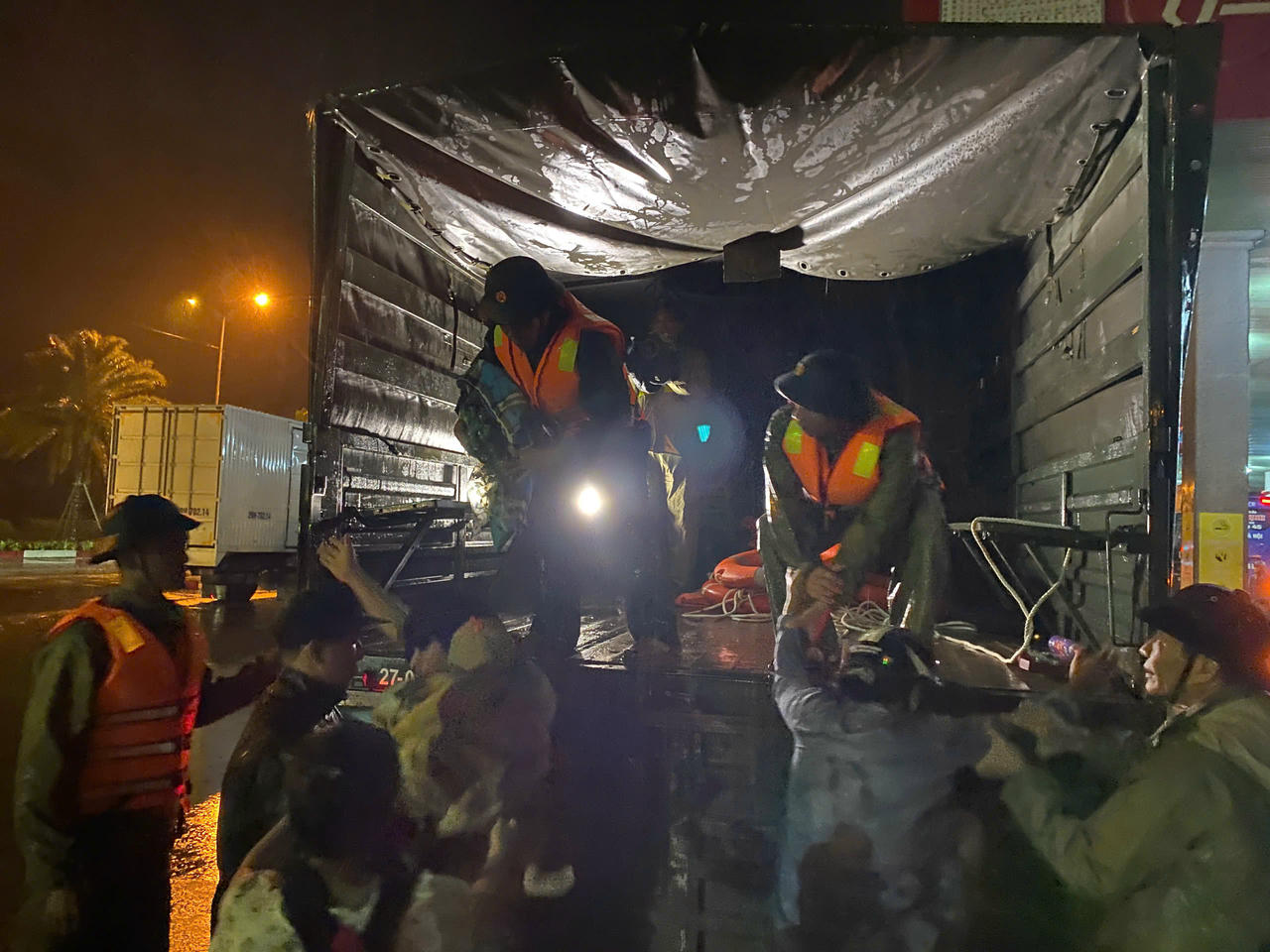 Lực lượng chức năng di dời người d&acirc;n đến nơi an to&agrave;n.