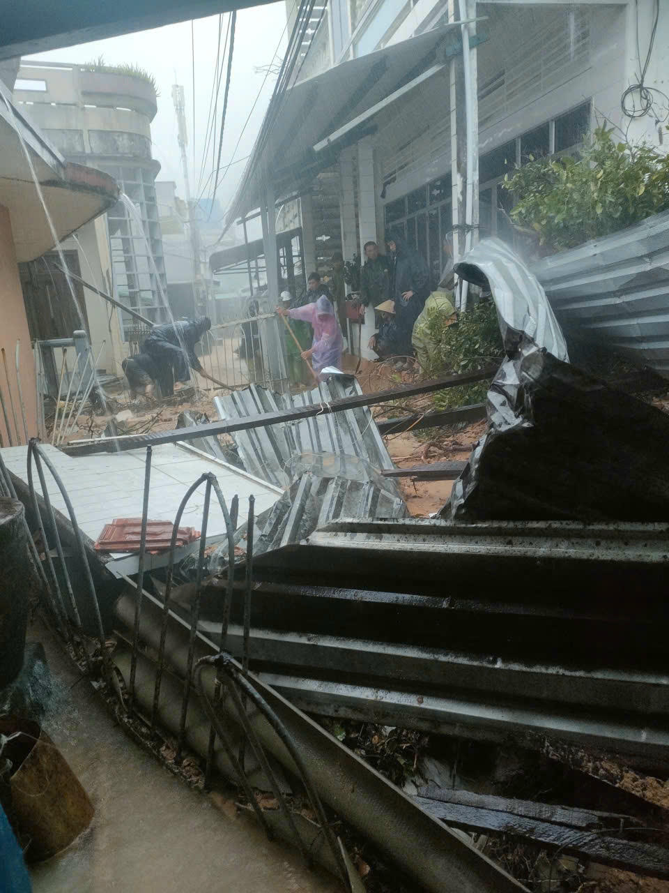 Để chủ động ứng ph&oacute; khẩn cấp với mưa lũ v&agrave; kịp thời khắc phục hậu quả thi&ecirc;n tai, l&atilde;nh đạo UBND tỉnh Gia Lai y&ecirc;u cầu c&aacute;c cơ quan, lực lượng kịp thời ứng cứu hỗ trợ người d&acirc;n về thực phẩm.