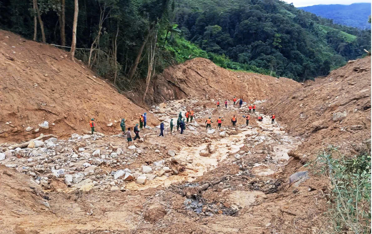 Lực lượng t&igrave;m kiếm&amp;amp;nbsp;ph&aacute;t hiện một thi thể nhưng kh&ocirc;ng c&ograve;n nguy&ecirc;n vẹn, bị mất phần đầu, đang trong qu&aacute; tr&igrave;nh ph&acirc;n hủy.&amp;amp;nbsp;