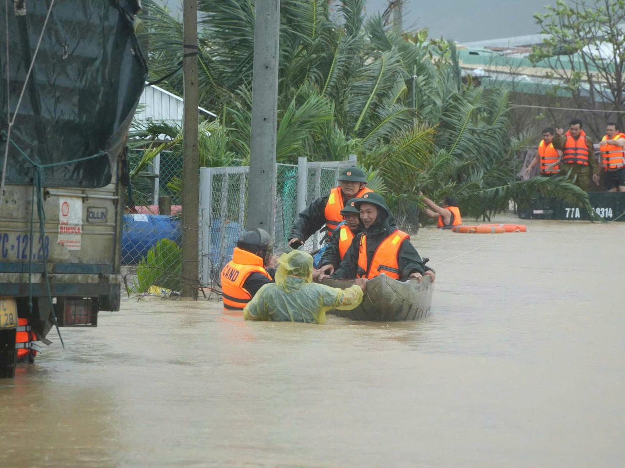 C&aacute;c lực lượng căng m&igrave;nh hỗ trợ người d&acirc;n