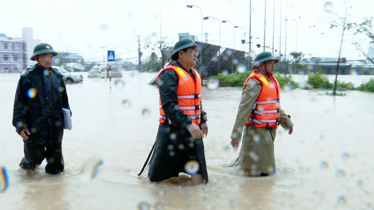 Nước từ s&ocirc;ng H&agrave; Thanh v&agrave; s&ocirc;ng K&ocirc;n d&acirc;ng đột ngột