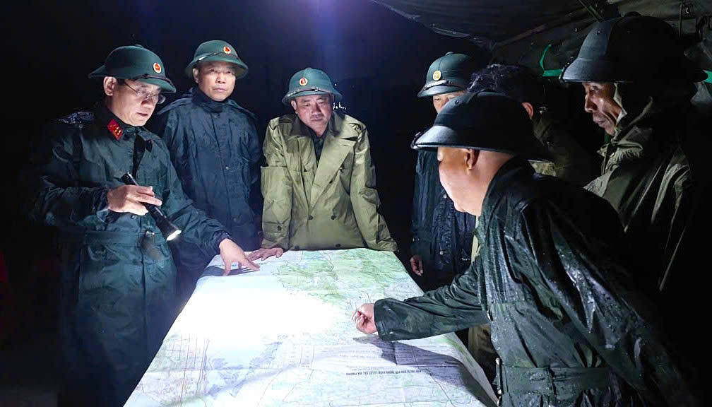 Đại t&aacute; Phan Đại Nghĩa - Ph&oacute; Tư lệnh ki&ecirc;m Tham Mưu trưởng Qu&acirc;n khu 5 đ&atilde; chỉ đạo th&agrave;nh lập Sở Chỉ huy hiện trường (tại phường Quy Nhơn Bắc) v&agrave; l&agrave;m việc với c&aacute;c cơ quan, đơn vị đ&oacute;ng qu&acirc;n tr&ecirc;n địa b&agrave;n tỉnh Gia Lai.