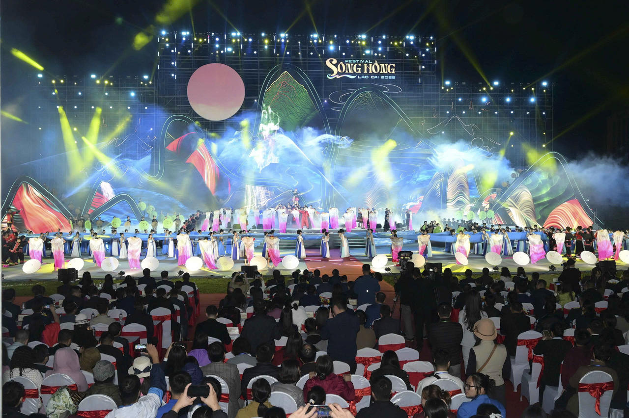 Quang cảnh L&ecirc;̃ khai mạc