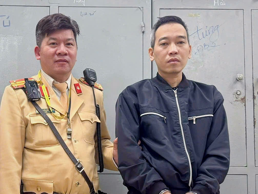 Đối tượng Đinh Ngọc Tuấn tại cơ quan c&ocirc;ng an (Ảnh: CAHN)