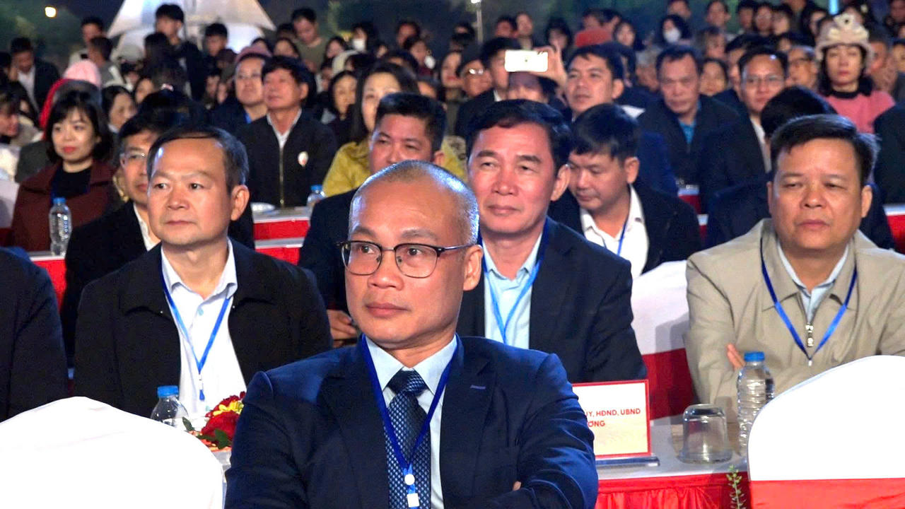 Phó T&ocirc;̉ng Bi&ecirc;n t&acirc;̣p Báo Pháp lu&acirc;̣t Vi&ecirc;̣t Nam Tr&acirc;̀n Ngọc Hà dự bu&ocirc;̉i l&ecirc;̃