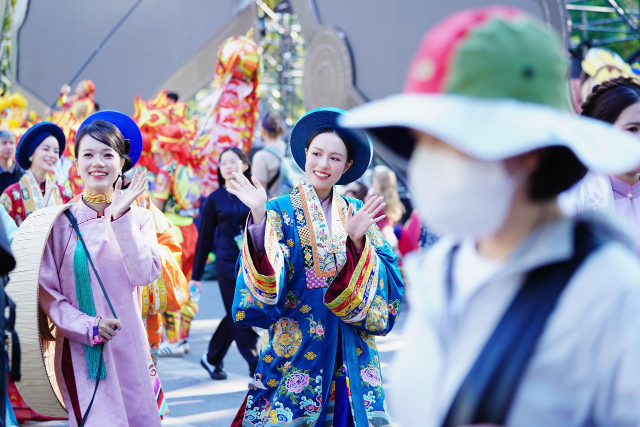 Rực rỡ cổ phục Việt tại B&aacute;ch Hoa Bộ H&agrave;nh 2025