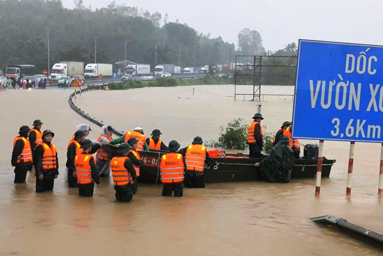 Lữ đo&agrave;n 572 đ&atilde; huy động xe chuy&ecirc;n dụng, ca n&ocirc;, xuồng m&aacute;y c&ugrave;ng lực lượng cứu hộ tiếp cận c&aacute;c điểm ngập s&acirc;u ngay trong đ&ecirc;m.