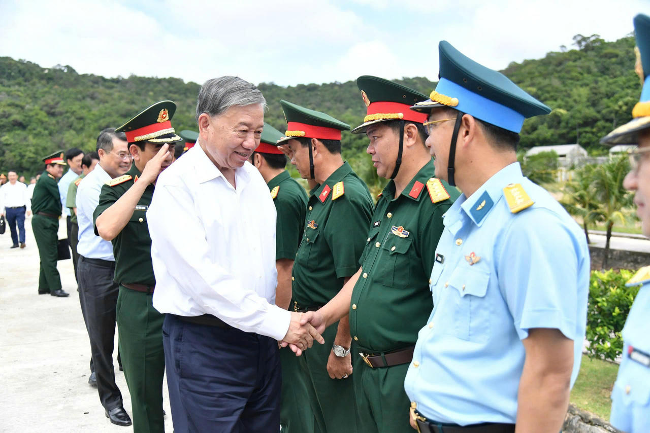 Tổng B&iacute; thư T&ocirc; L&acirc;m c&ugrave;ng đo&agrave;n c&ocirc;ng t&aacute;c Trung ương thăm, l&agrave;m việc với c&aacute;c đơn vị Qu&acirc;n đội v&agrave; Đảng bộ, ch&iacute;nh quyền địa phương tại Đặc khu Thổ Ch&acirc;u (tỉnh An Giang).