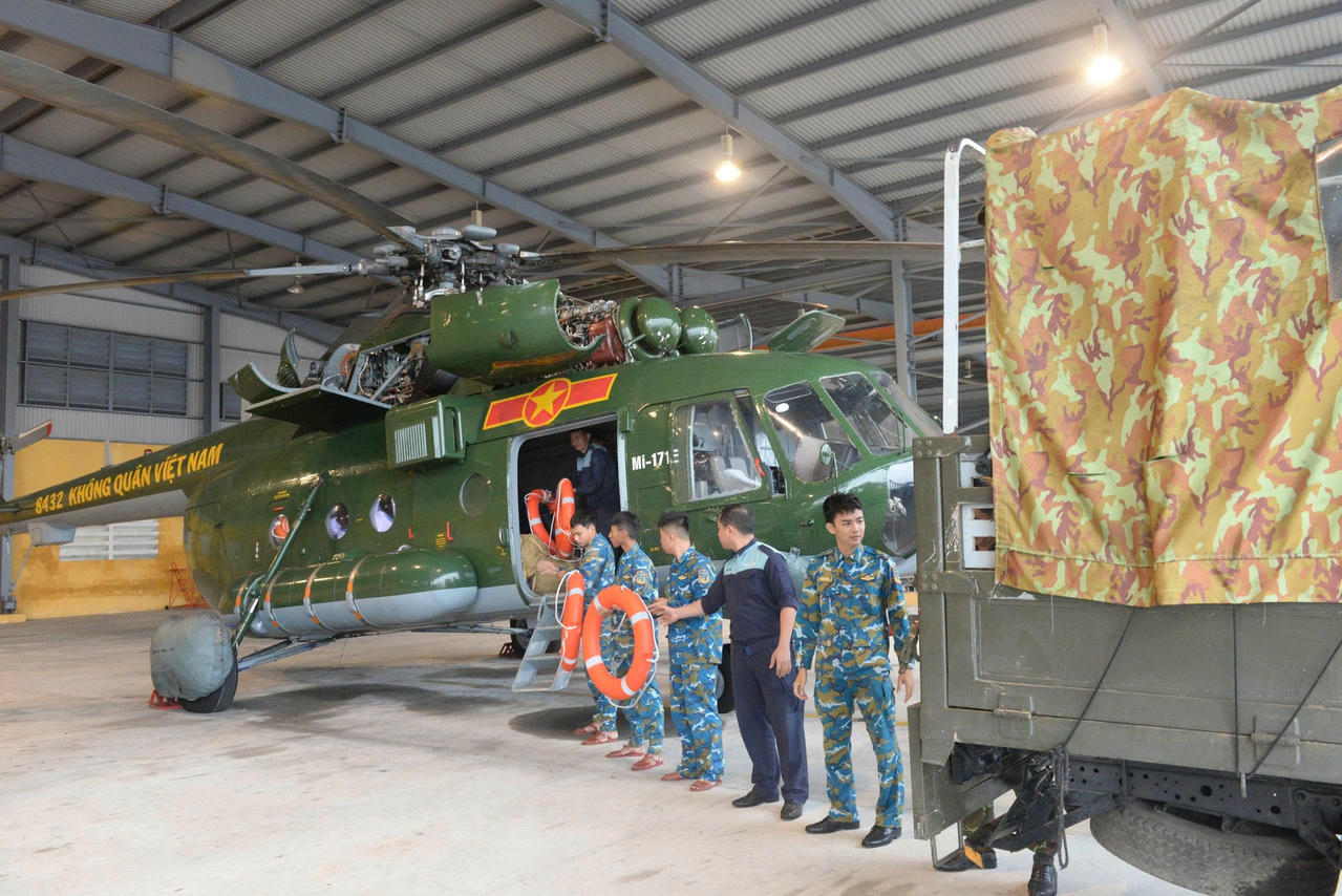 C&aacute;c tổ bay chuẩn bị c&aacute;c trang thiết bị, phương tiện hỗ trợ cứu nạn.