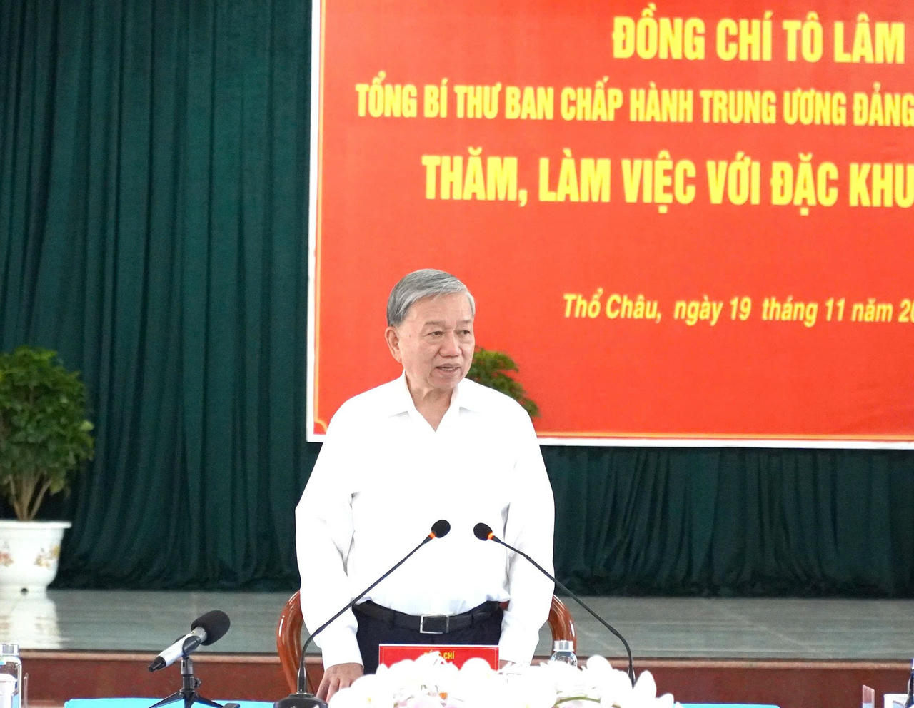 Tổng B&iacute; thư T&ocirc; L&acirc;m ph&aacute;t biểu tại buổi l&agrave;m việc.