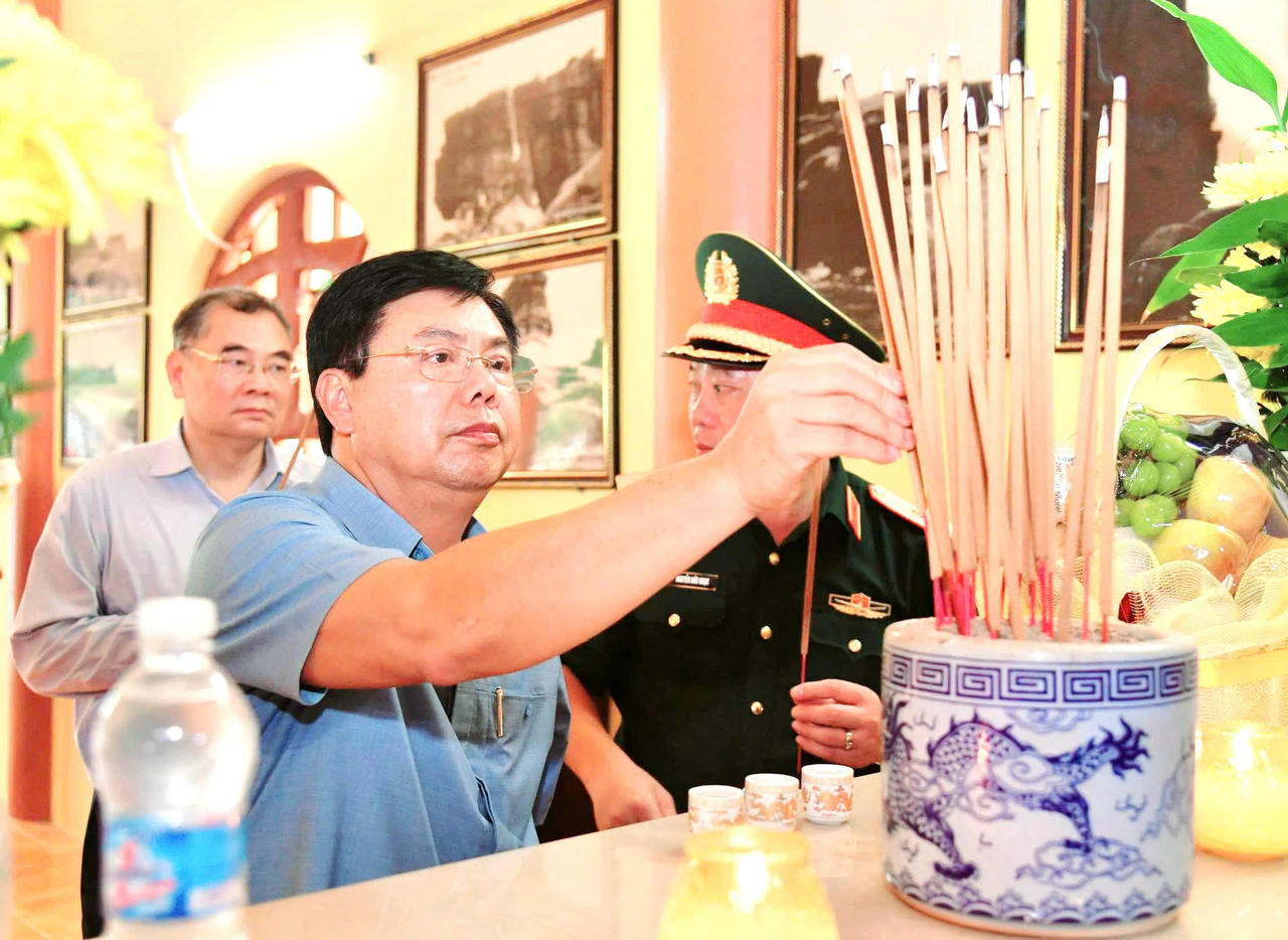 B&iacute; thư Tỉnh ủy An Giang Nguyễn Tiến Hải d&acirc;ng hoa, d&acirc;ng hương tại Đền thờ Thổ Ch&acirc;u.