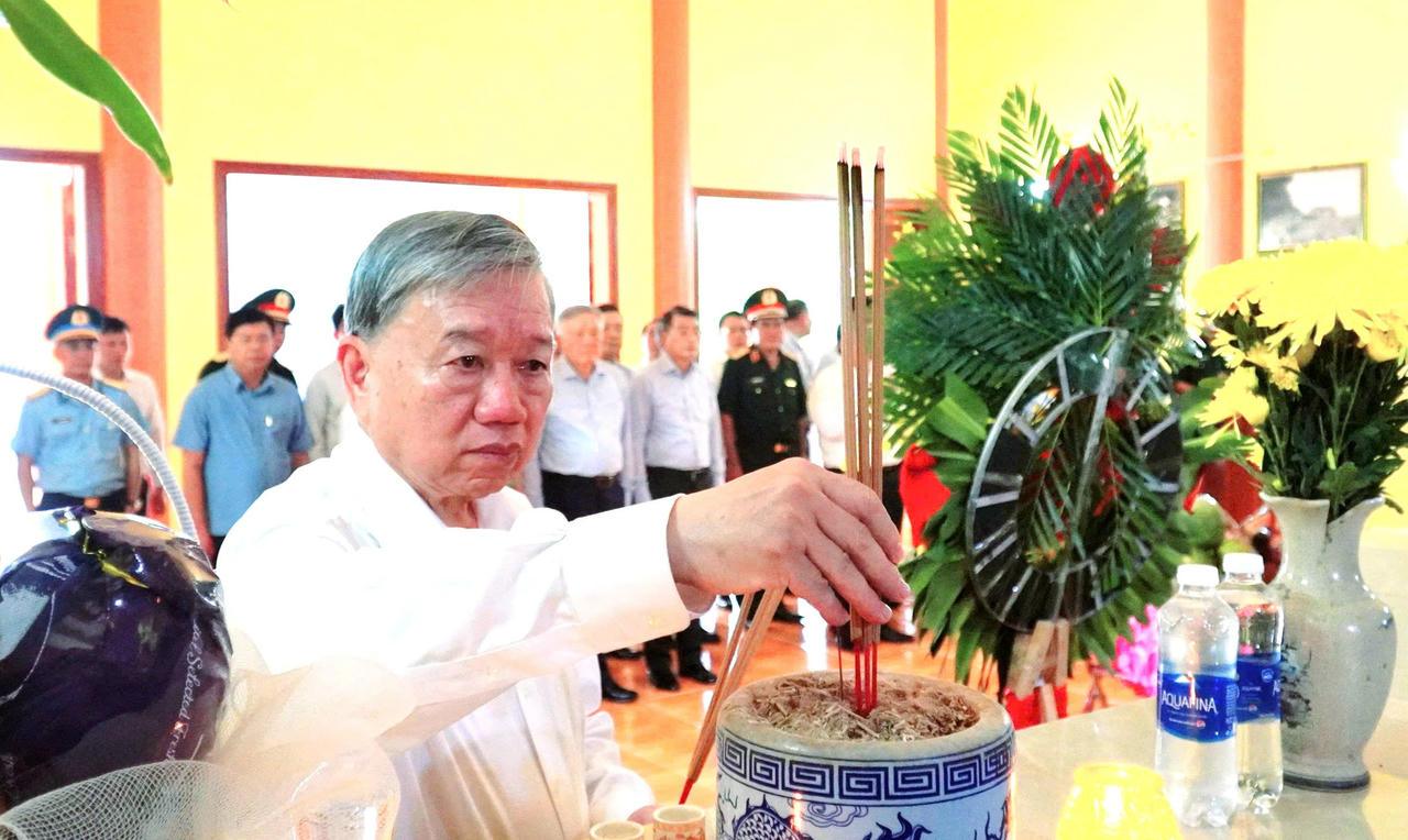 Tổng B&iacute; thư T&ocirc; L&acirc;m c&ugrave;ng đo&agrave;n c&ocirc;ng t&aacute;c Trung ương đến d&acirc;ng hoa, d&acirc;ng hương tại Đền thờ Thổ Ch&acirc;u.