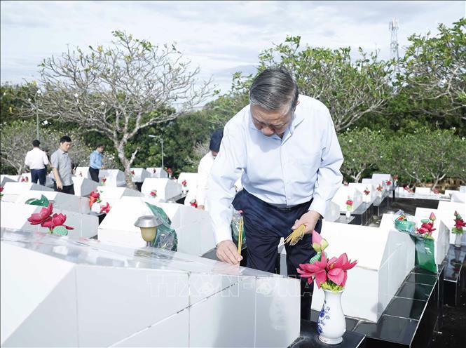 Tổng B&iacute; thư T&ocirc; L&acirc;m d&acirc;ng hương tại Nghĩa trang liệt sĩ Ph&uacute; Quốc. Ảnh: Thống Nhất/TTXVN