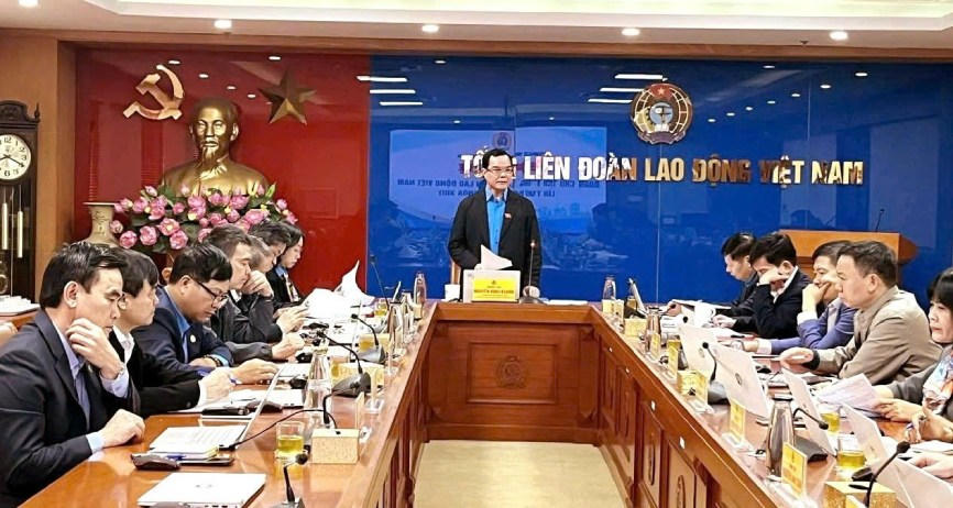 &Ocirc;ng Nguyễn Đ&igrave;nh Khang ph&aacute;t biểu khai mạc Hội nghị Đo&agrave;n Chủ tịch Tổng LĐLĐVN lần thứ XIV (kh&oacute;a XIII) b&agrave;n về c&ocirc;ng t&aacute;c tổ chức Đại hội XIV C&ocirc;ng đo&agrave;n Việt Nam. (Ảnh: HA)