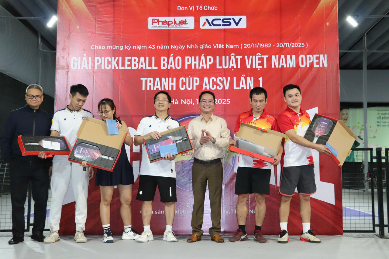 CẶp VĐV v&ocirc; địch đ&ocirc;i nam&amp;amp;nbsp;Nguyễn Xu&acirc;n Hồng - Nguyễn Quốc Anh nhận C&uacute;p v&agrave; phần thưởng từ BTC.