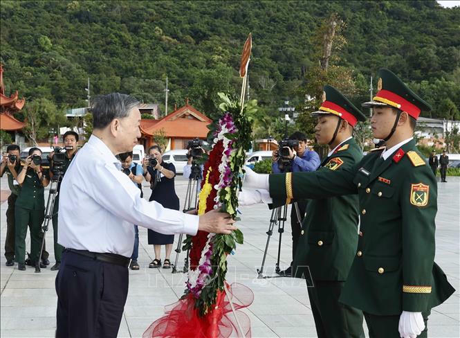 Tổng B&iacute; thư T&ocirc; L&acirc;m d&acirc;ng hoa trước Tượng đ&agrave;i Chủ tịch Hồ Ch&iacute; Minh tại Quảng trường Hồ Ch&iacute; Minh. Ảnh: Thống Nhất/TTXVN