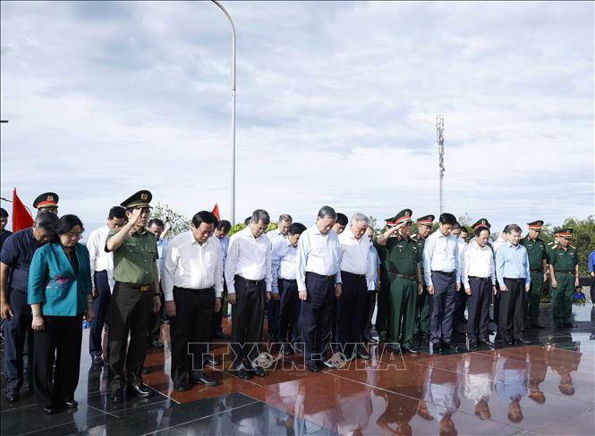 Tổng B&iacute; thư T&ocirc; L&acirc;m v&agrave; đo&agrave;n c&ocirc;ng t&aacute;c Trung ương d&acirc;ng hoa, d&acirc;ng hương tại Nghĩa trang liệt sĩ Ph&uacute; Quốc. Ảnh: Thống Nhất/TTXVN