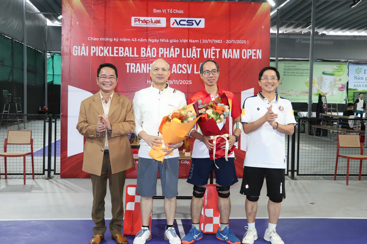 L&atilde;nh đạo B&aacute;o Ph&aacute;p luật Việt Nam c&ugrave;ng C&ocirc;ng ty CP dịch vụ h&agrave;ng h&oacute;a h&agrave;ng kh&ocirc;ng Việt Nam tặng hoa ch&uacute;c mừng giải đấu.