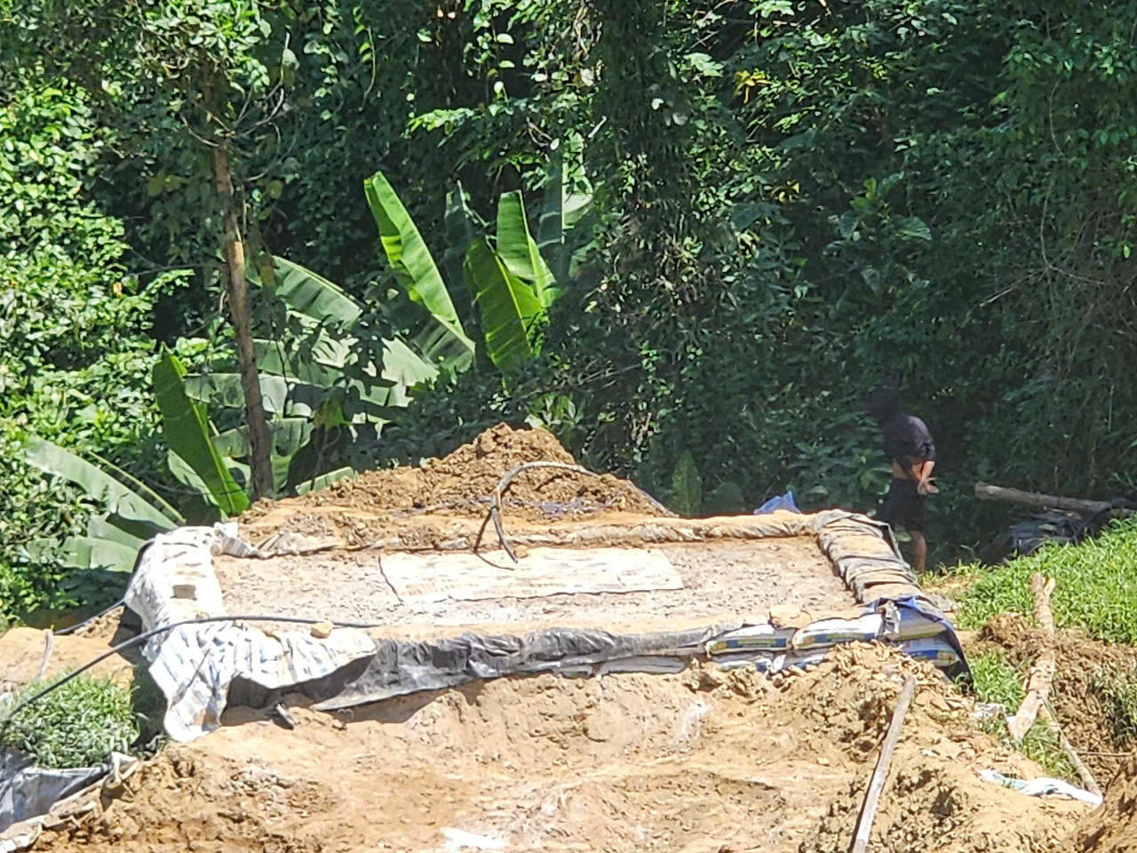 Hiện trường khai th&aacute;c v&agrave;ng tr&aacute;i ph&eacute;p tại&amp;amp;nbsp;khu vực Hố Nước (th&ocirc;n 5, x&atilde; Thạnh B&igrave;nh).