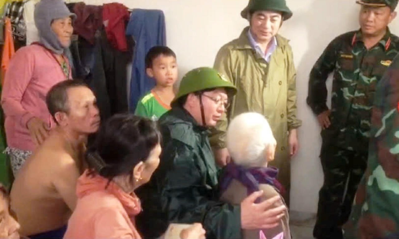 Ph&oacute; Thủ tướng Ch&iacute;nh phủ Hồ Quốc Dũng thăm hỏi, động vi&ecirc;n, tặng qu&agrave; người d&acirc;n v&ugrave;ng c&ocirc; lập được sơ t&aacute;n đến nơi an to&agrave;n.&amp;amp;nbsp;