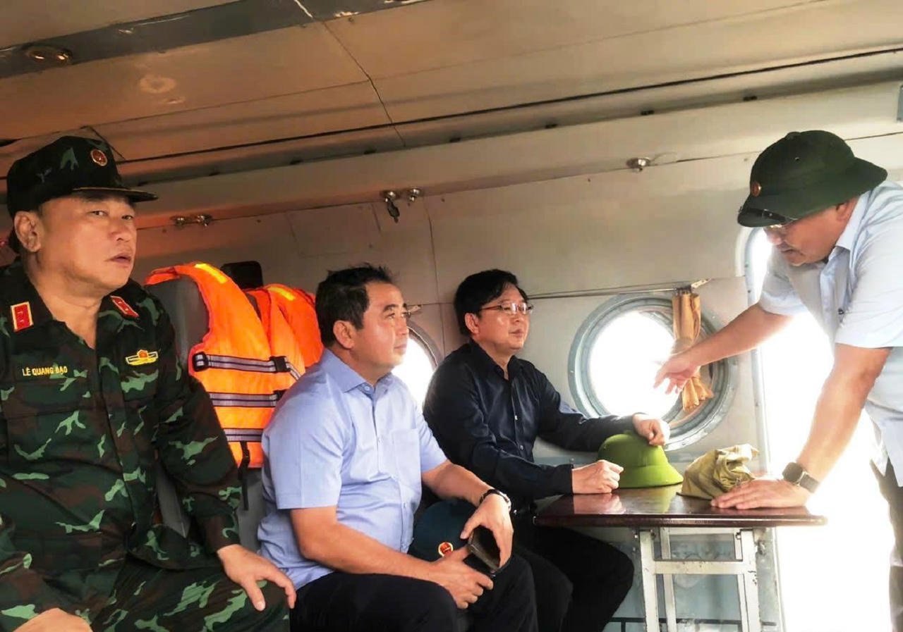 Ph&oacute; Thủ tướng Hồ Quốc Dũng trao đổi với c&aacute;c lực lượng về t&igrave;nh h&igrave;nh ngập lụt tr&ecirc;n trực thăng.&amp;amp;nbsp;
