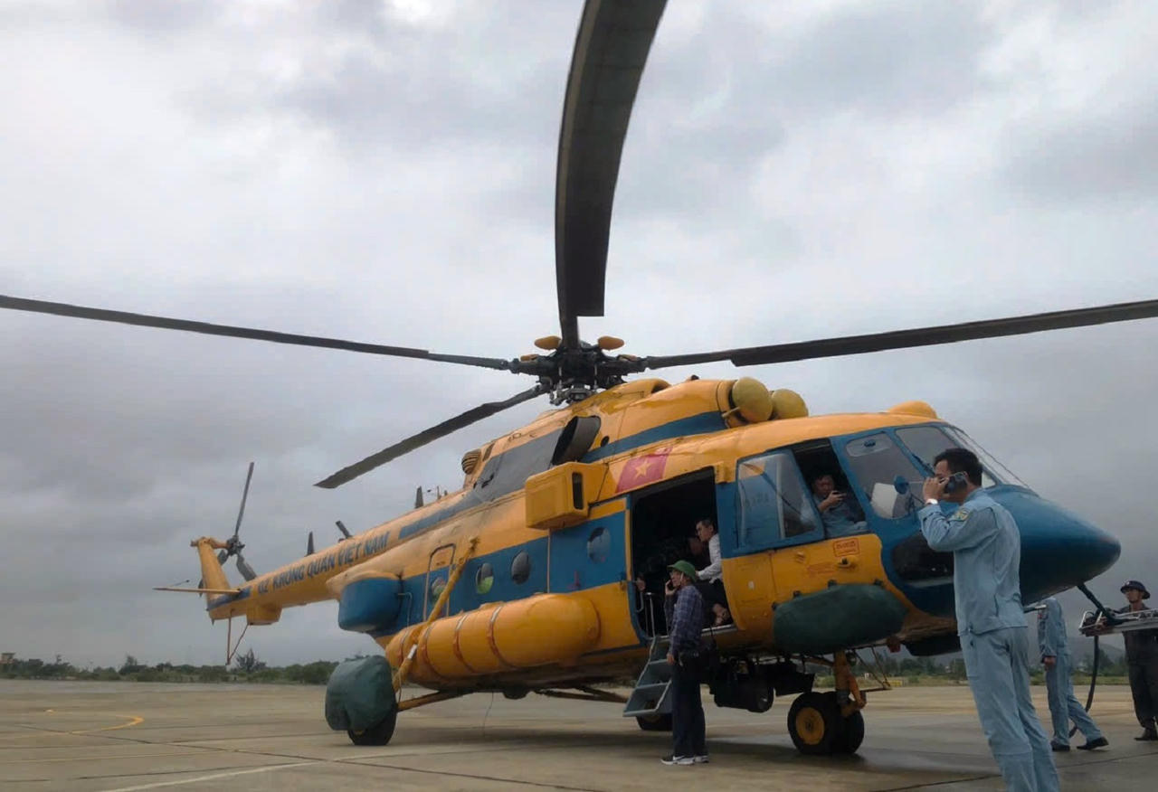 Ph&oacute; Thủ tướng Hồ Quốc Dũng cơ động bằng trực thăng thị s&aacute;t c&aacute;c v&ugrave;ng bị ngập lụt, c&ocirc; lập v&agrave; kiểm tra vị tr&iacute; sơ t&aacute;n người d&acirc;n tại tỉnh Kh&aacute;nh H&ograve;a.