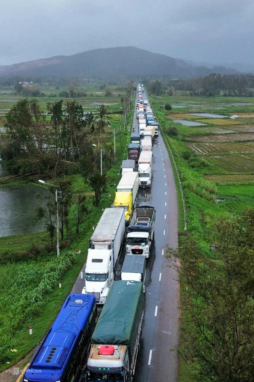 Mưa lũ khiến d&ograve;ng xe k&eacute;o d&agrave;i 15km tr&ecirc;n QL1A đoạn từ x&atilde; Ph&ugrave; Mỹ Bắc đến Ph&ugrave; C&aacute;t (Gia Lai). (Ảnh: vnexpress.net)