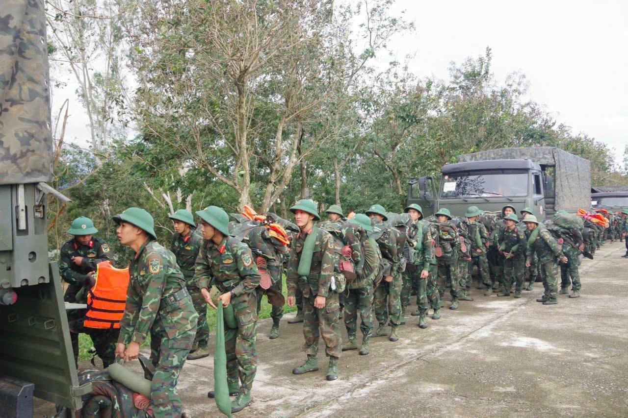 C&aacute;n bộ, chiến sĩ l&ecirc;n đường l&agrave;m nhiệm vụ hỗ trợ Nh&acirc;n d&acirc;n tại Gia Lai.  (Ảnh: Thế Phong)