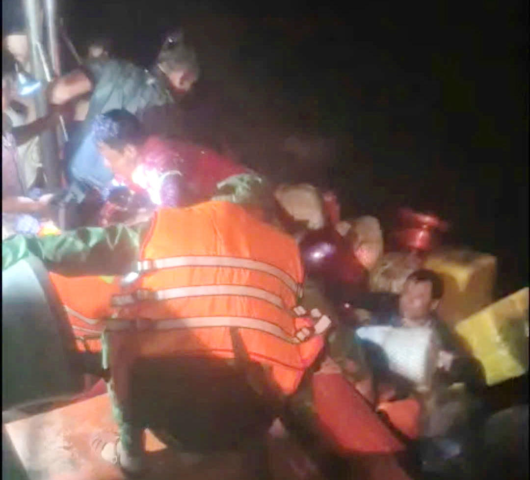 Thuyền vi&ecirc;n gặp nạn được đưa l&ecirc;n t&agrave;u an to&agrave;n.