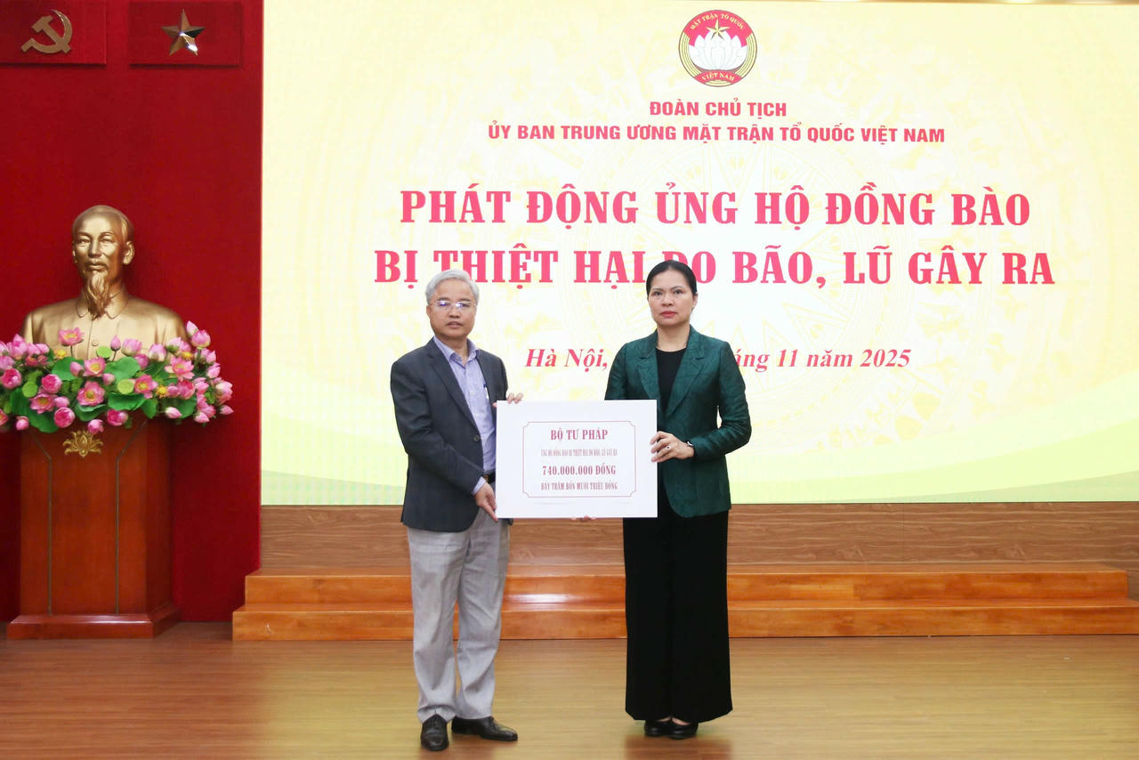 B&agrave; H&agrave; Thị Nga, Ủy vi&ecirc;n Trung ương Đảng, Ph&oacute; Chủ tịch UBTƯ MTTQ Việt Nam tiếp nhận ủng hộ từ Bộ Tư ph&aacute;p. Ảnh: PV