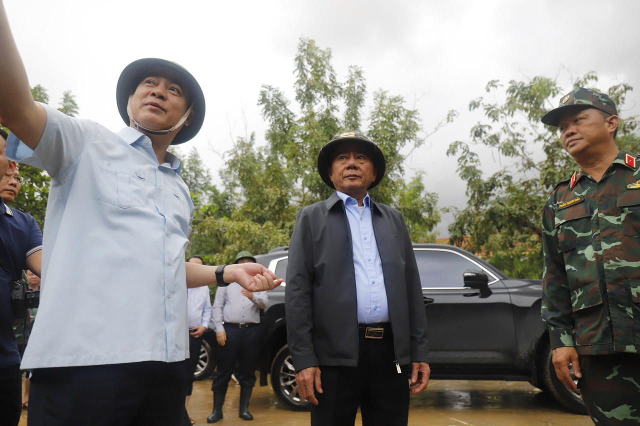 B&iacute; thư Kh&aacute;nh H&ograve;a Nghi&ecirc;m Xu&acirc;n Th&agrave;nh (b&ecirc;n tr&aacute;i) b&aacute;o c&aacute;o nhanh t&igrave;nh h&igrave;nh thiệt hại của địa phương với Thường trực Ban B&iacute; thư Trần Cẩm T&uacute;.
