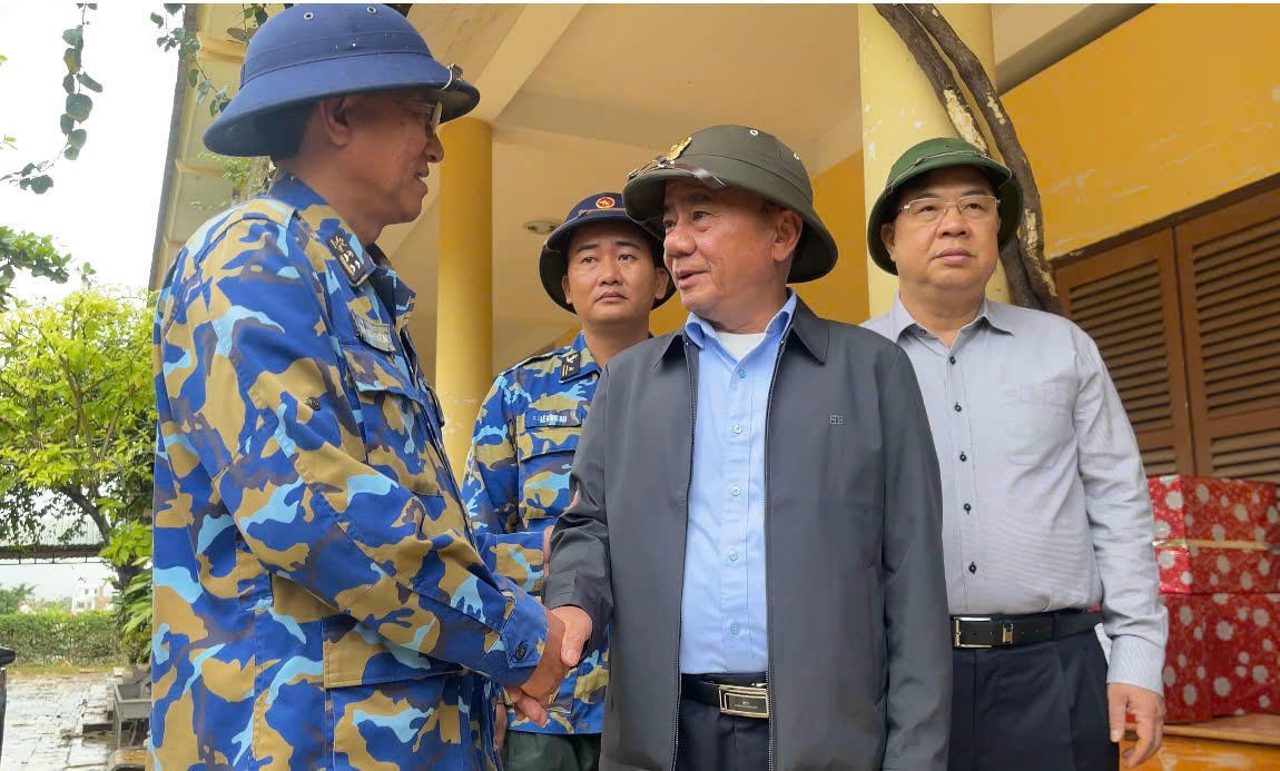 Đồng ch&iacute; Trần Cẩm T&uacute; &ndash; Thường trực Ban B&iacute; thư &ndash; động vi&ecirc;n lực lượng l&agrave;m nhiệm vụ cứu hộ tại x&atilde; Di&ecirc;n Điền.