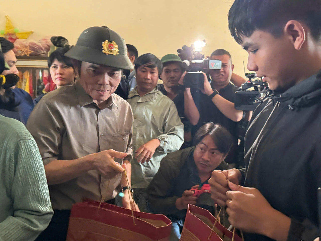 &Ocirc;ng Trần Lưu Quang (B&iacute; thư Trung ương Đảng, B&iacute; thư Th&agrave;nh ủy TP.HCM) thăm hỏi, động vi&ecirc;n, trao qu&agrave; cho một cụ b&agrave; tại x&atilde; Di&ecirc;n Điền.