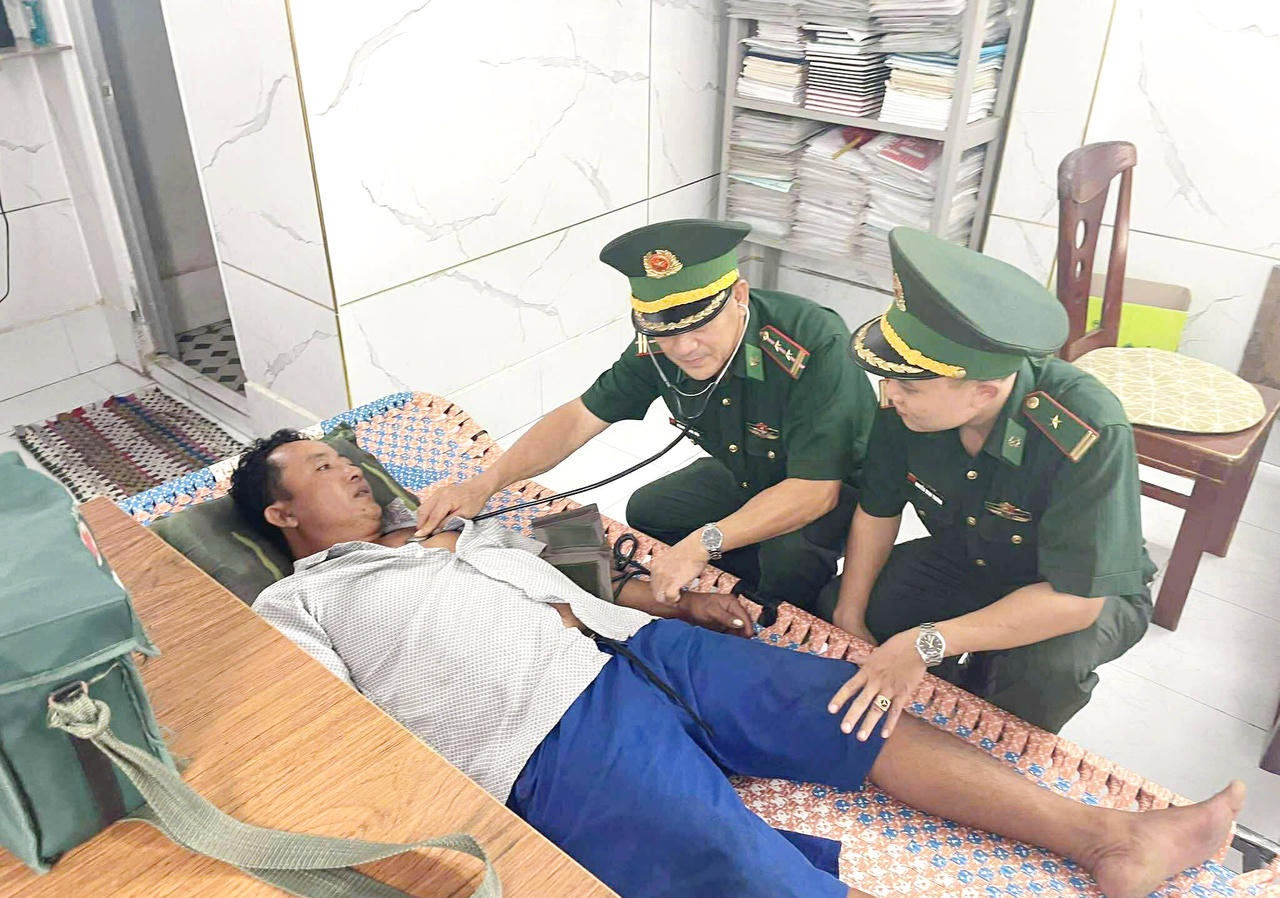 Qu&acirc;n y chăm s&oacute;c sức khỏe thuyền vi&ecirc;n gặp nạn.