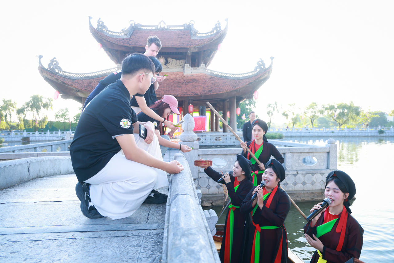 Thưởng thức c&aacute;c l&agrave;n điệu quan họ Bắc Ninh (Ảnh: Th&aacute;i Hằng).