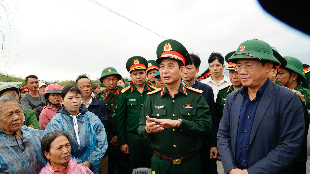 Đại tướng Phan Văn Giang chia sẻ kh&oacute; khăn với b&agrave; con th&ocirc;n Huỳnh Mai (x&atilde; Tuy Phước).