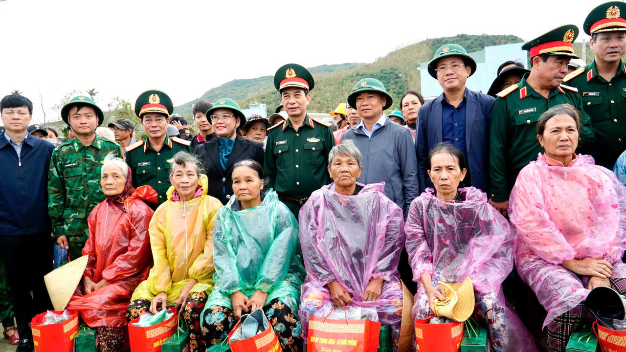 Đại tướng Phan Văn Giang &acirc;n cần thăm hỏi v&agrave; tặng qu&agrave; cho người d&acirc;n bị thiệt hại do b&atilde;o lũ.